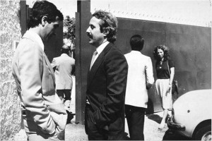 Giovanni-Falcone-e-Giusto-Sciacchitano-17-giu-1980-davanti-cancello-di-Fondo-Micciulla